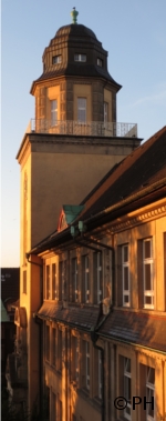 Turm der Goetheschule im Schein der Morgensonne