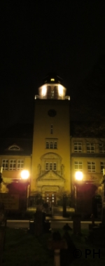 Turm der Goetheschule im Scheinwerferlicht spätabends